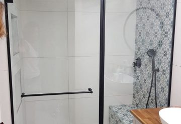 מקלחון חזית עם פרזול שחור